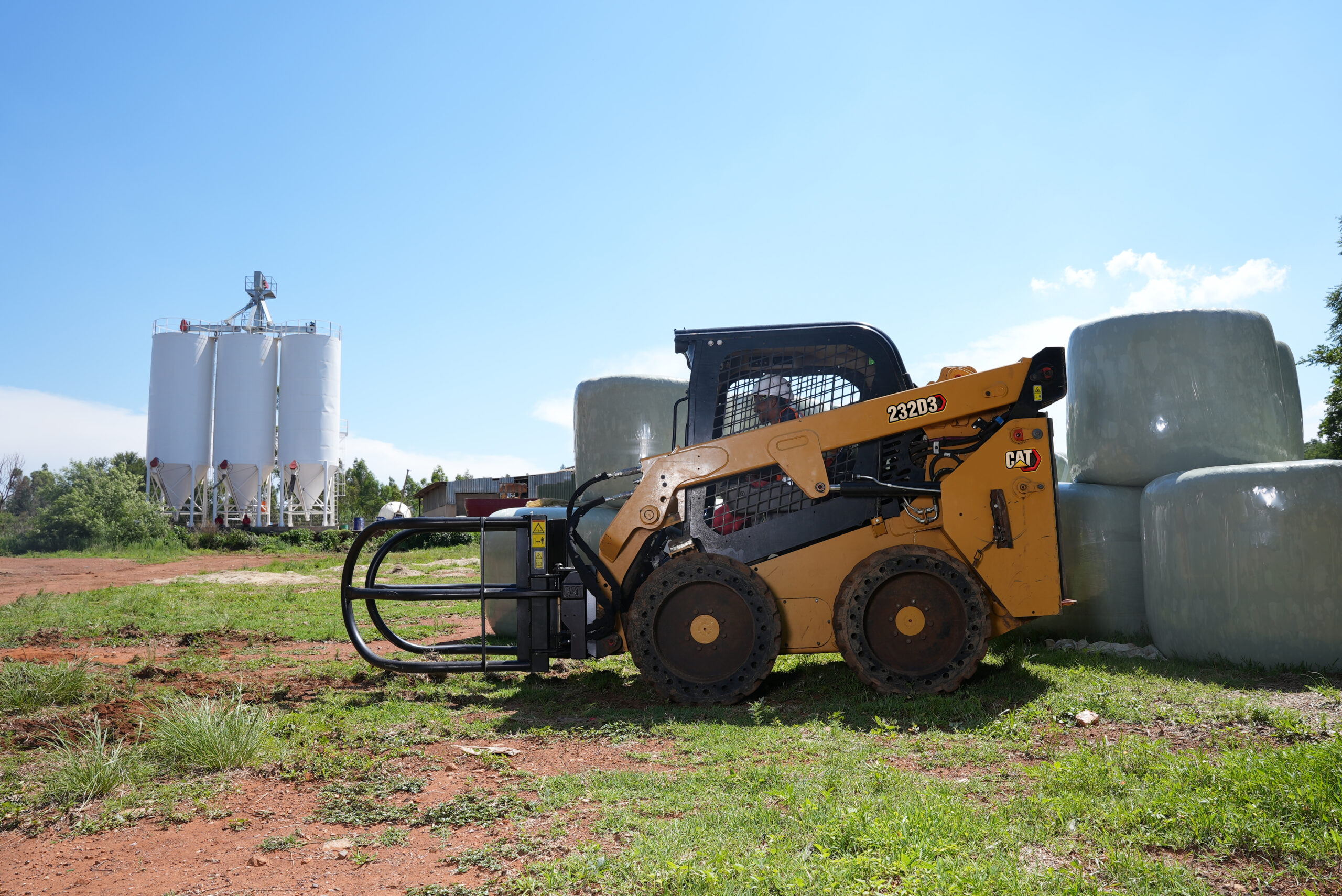 chargeuse rigide compacte sur pneus CAT